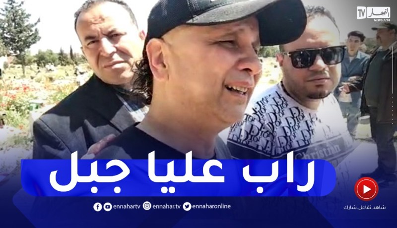 الشاب رشدي ينهار في جنازة والدته..أدعولها