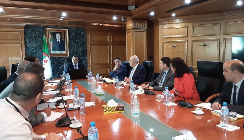 عرقاب يقف على مدى تقدم مشاريع تحلية مياه البحر