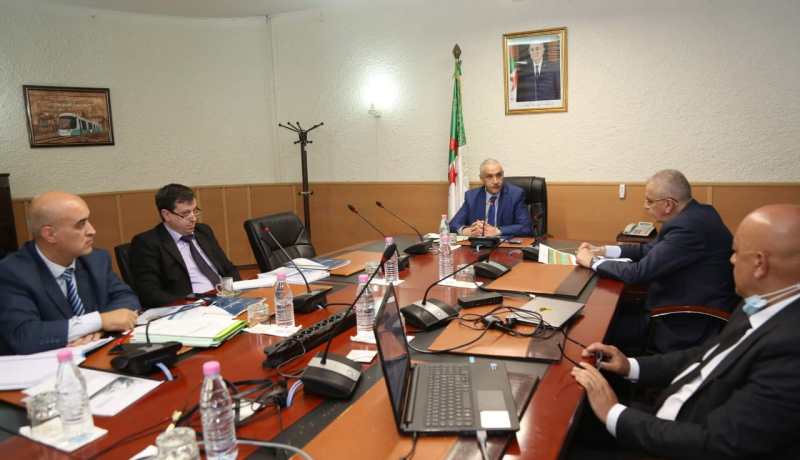 وزير النقل يجري اجتماعا مع المدير العام للشركة الوطنية للنقل بالسكك الحديدية