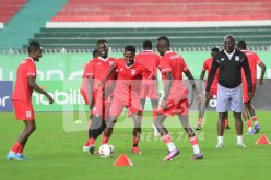 بالصور.. لاعبو أوغندا يقومون بـ “طقوس غريبة” قبل مواجهة الخضر