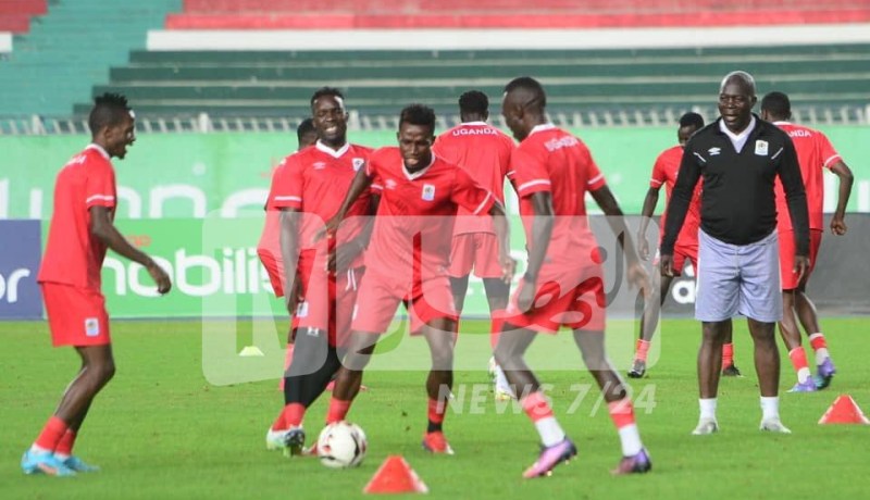 بالصور.. لاعبو أوغندا يقومون بـ “طقوس غريبة” قبل مواجهة الخضر