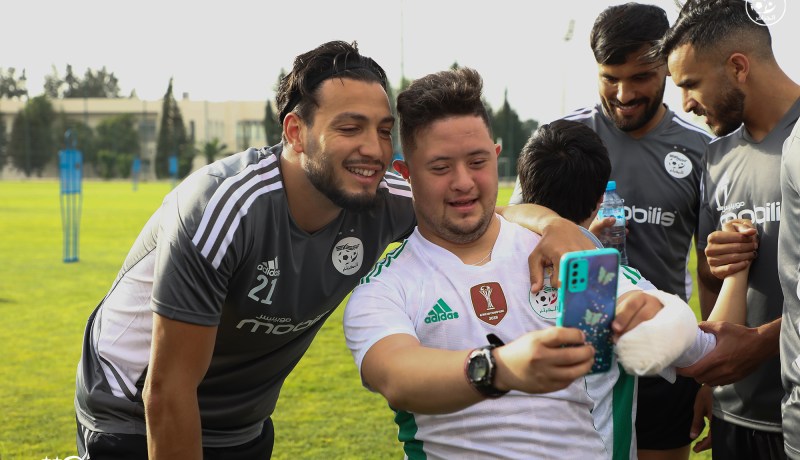 بالفيديو.. لاعبو الخضر يستقبلون أطفال “متلازمة داون”  بسيدي موسى