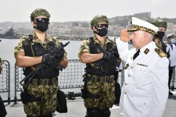 اللواء بن مداح يشرف على تفتيش الغراب متعدد المهام “الزاجر”