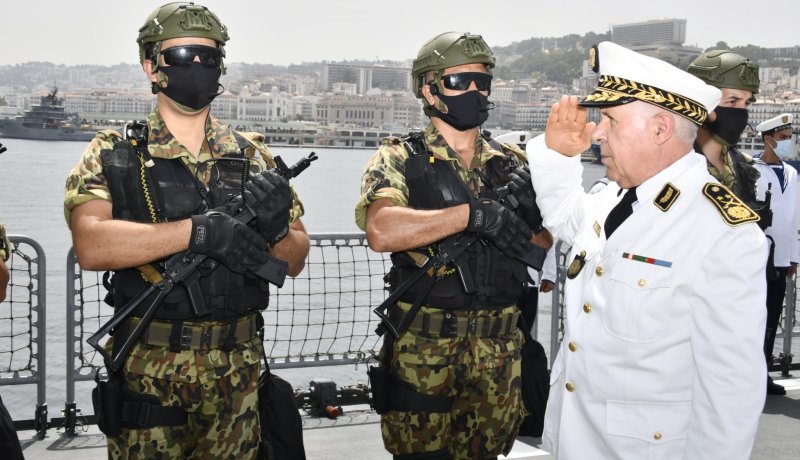 اللواء بن مداح يشرف على تفتيش الغراب متعدد المهام “الزاجر”