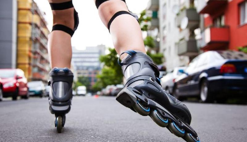 السير وسط الطريق بأحذية التزلج .. الدرك يوّضح