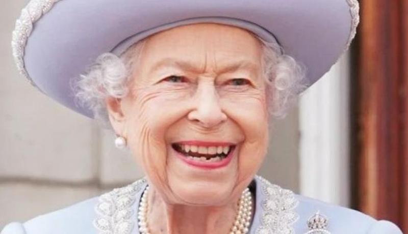 الملكة إليزابيث بقصة شعر جديدة.. تتخلى عن العصى وتركب الخيل