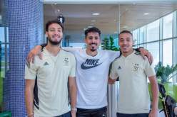 بالصور.. ثلاثي الخضر يزور مصحة “أسبيطار” بقطر