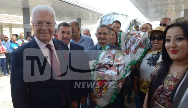 بالصور.. أول دفعة للرياضيين الجزائريين يحطون رحالهم بوهران