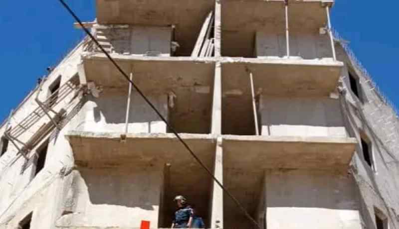 إصابة عامل سقط من عمارة في الشلف