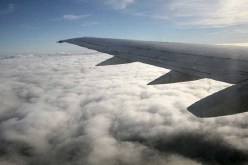 شاهد.. سيول تُغرق طائرة في حادثة غريبة فوق السحاب!