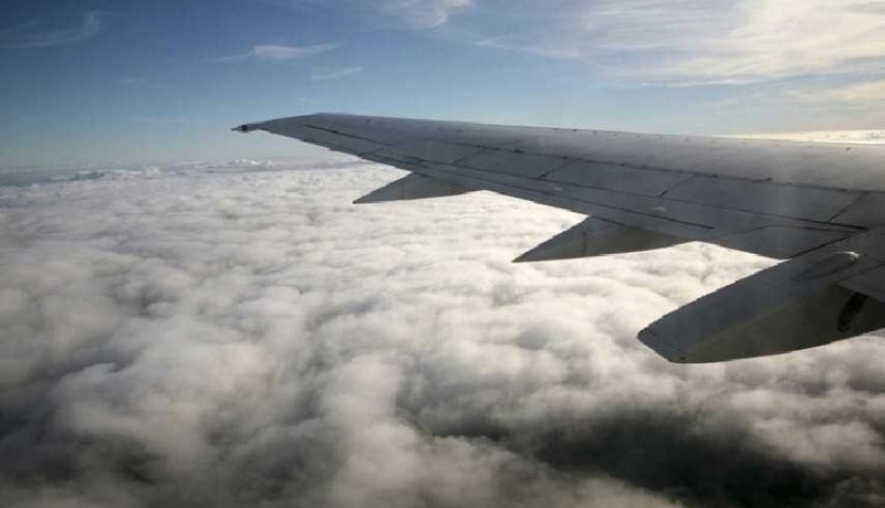 شاهد.. سيول تُغرق طائرة في حادثة غريبة فوق السحاب!