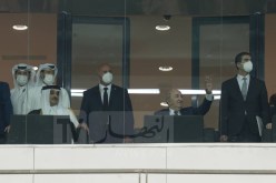 رئيس الجمهورية يحيي الجماهير الحاضرة بملعب وهران و يتفاعل مع عروض الإفتتاح