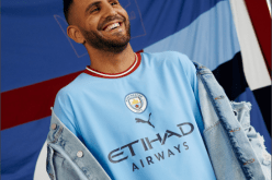 محرز يستعرض القميص الجديد للسيتي