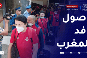 جزائريون يذهلون الوفد المغربي بطريقة الترحيب خلال وصولهم إلى وهران “خاوة خاوة”