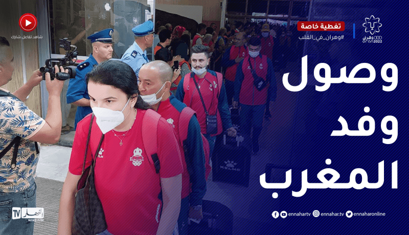 جزائريون يذهلون الوفد المغربي بطريقة الترحيب خلال وصولهم إلى وهران “خاوة خاوة”