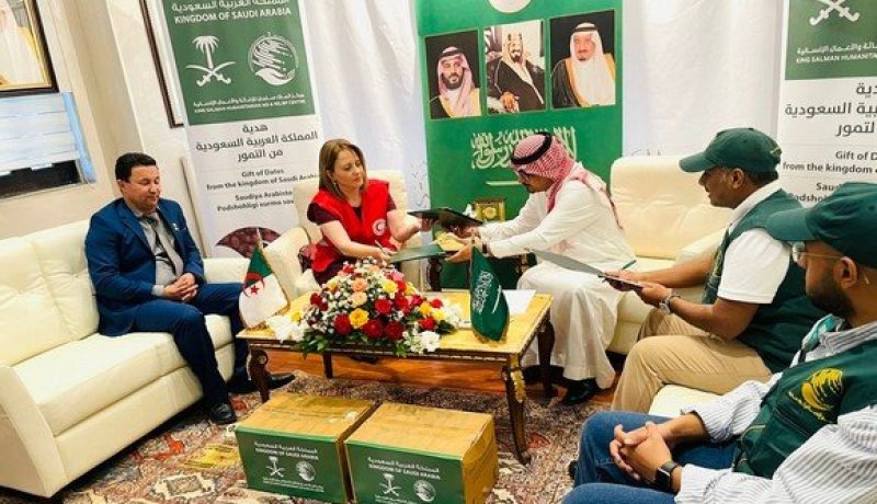 الجزائر تتسلم 50 طن من التمور كهدية من السعودية