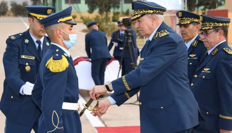 اللواء لعرابة يشرف على تخرج دفعات جديدة بالمدرسة العليا للطيران بطفراوي