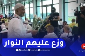 حاج يوزع الورود على الحاجات قبل الإقلاع إلى البقاع المقدسة