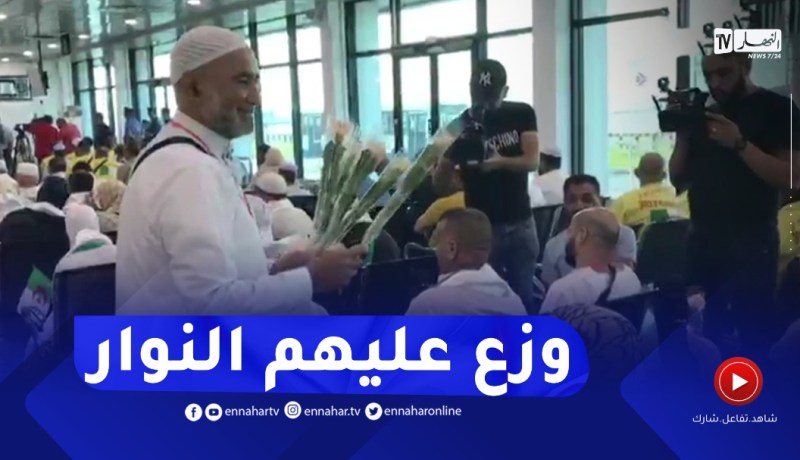 حاج يوزع الورود على الحاجات قبل الإقلاع إلى البقاع المقدسة