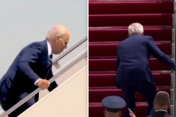 بالفيديو.. الرئيس الأمريكي يتعرض لموقف محرج بعد سقوطه على سلم الطائرة