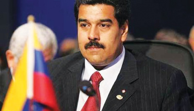 رئيس جمهورية فنزويلا يضع إكليلا من الزهور على النصب التذكاري بمقام الشهيد