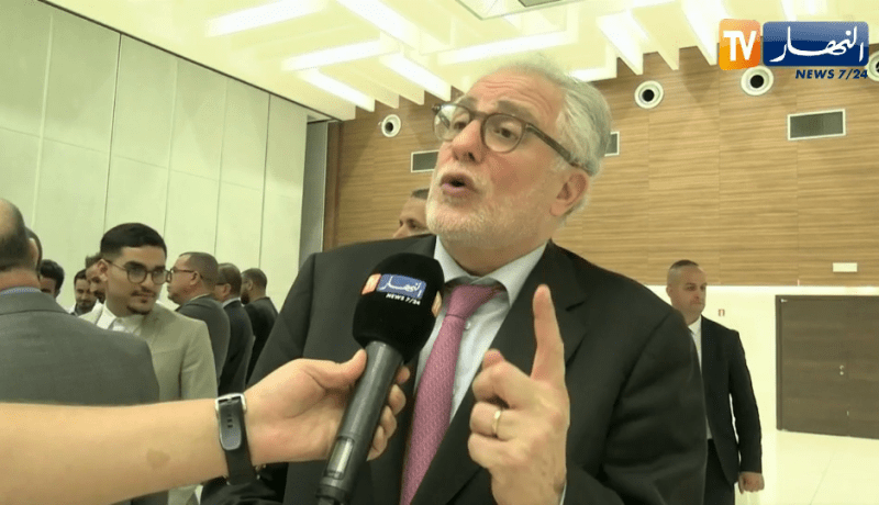 عميد مسجد باريس: محرز رمز الكرة الجزائرية