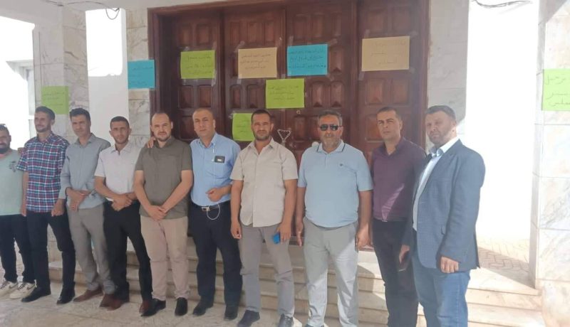 منتخبون يغلقون أبواب قاعة الاجتماعات بالمجلس الولائي لخنشلة بـ “الكادنة”