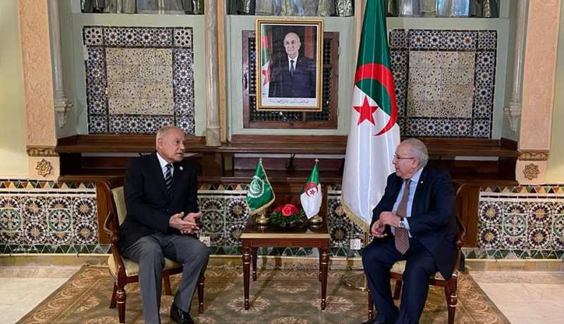 لعمامرة وأبو الغيط يتفقان على مواصلة تعزيز التنسيق لإنجاح القمة العربية بالجزائر