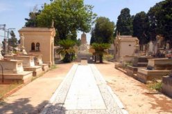 إيداع شابين الحبس بعد سرقتهما صليبا من قبر مسيحي