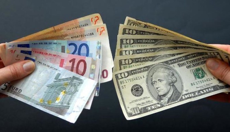 الأورو ينخفض لأدنى مستوى منذ 20 عاما