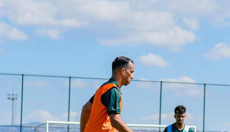 بالصور.. بن العمري يخوض أول حصة تدريبية مع فريقه الجديد