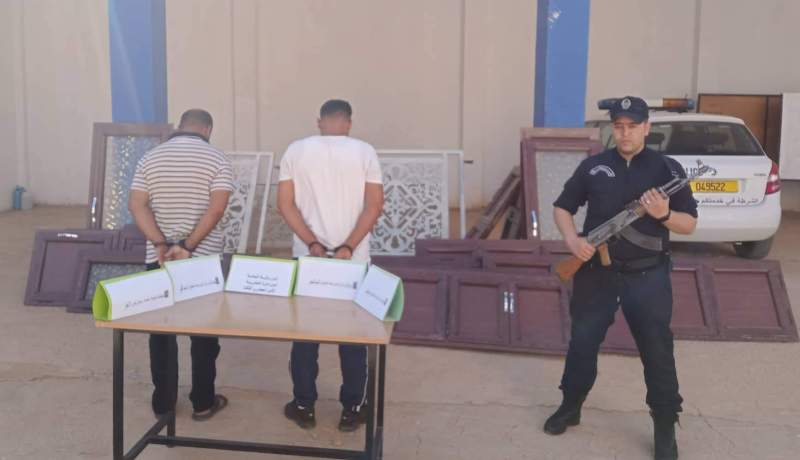 توقيف شخصين قاما بالسطو على منزل بالنعامة
