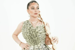 مُؤثرة ترتدي فستانا من الدولارات صنعته بأرباحها من اليوتيوب!