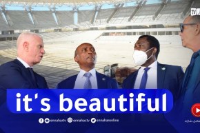 رئيس الكاف يُعجب وينبهر بملعب الدويرة..”إنّه جميل”