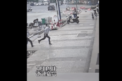 لحظات تحبس الأنفاس.. شاهد رجل ينقذ رضيعة سقطت من عمارة