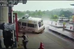 بالفيديو.. انزلاق سيارة إسعاف يحدث كارثة في الهند