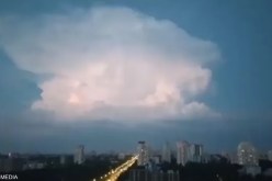 بالفيديو.. سحابة غريبة فوق سماء أوكرانيا
