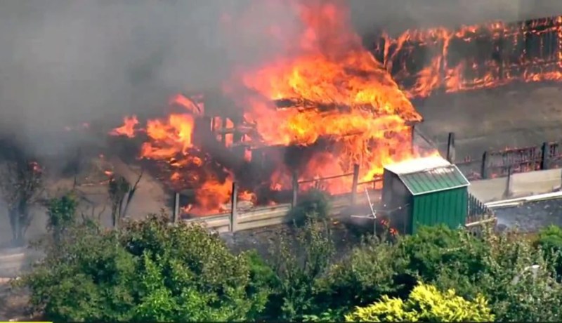 بريطانيا: الحرائق تدمر عشرات المباني وتتلف الغابات