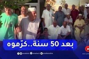 تلاميذ بالوادي يبادرون بتكريم أستاذهم بعد فراق نصف قرن