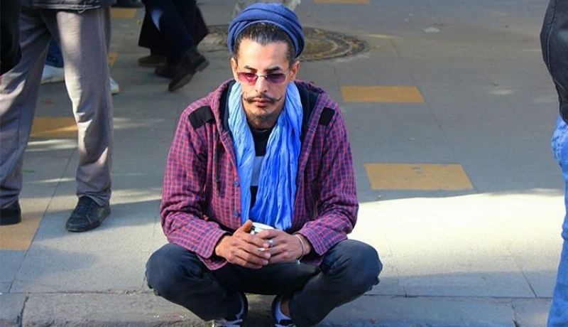 وهو يشاهد المتهمين.. والد المغدور جمال بن اسماعيل يذرف الدموع
