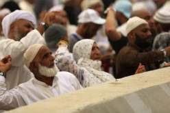 الحجاج يؤدون رمي الجمرات الثلاث في أول أيام التشريق