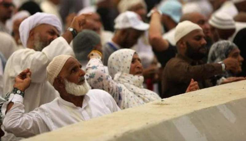 الحجاج يؤدون رمي الجمرات الثلاث في أول أيام التشريق