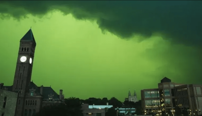 السماء خضراء.. “ظاهرة غريبة” ترعب مدينة أمريكية