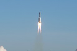 بالفيديو.. مشاهد توثّق لحظة سقوط “حطام الصاروخ الصيني”