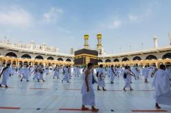 حجاج بيت الله الحرام يؤدون طواف الإفاضة