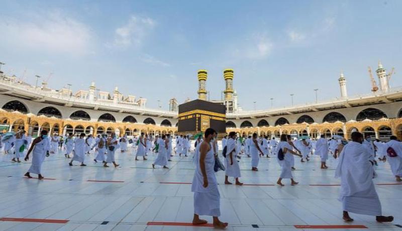 حجاج بيت الله الحرام يؤدون طواف الإفاضة