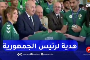 إهداء قميص رياضي لرئيس الجمهورية به إمضاءات المتوجين في الألعاب المتوسطية