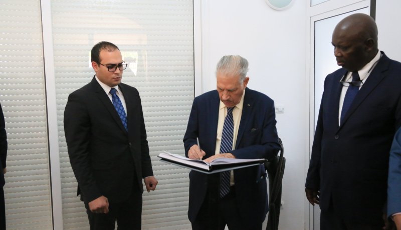 وفاة الرئيس السابق سانتوس.. قوجيل يوقع على سجل التعازي بمقر سفارة أنغولا بالجزائر