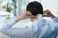 شاهد.. اليابان تبتكر جهازا يثبت بالرقبة يحمي من الحر