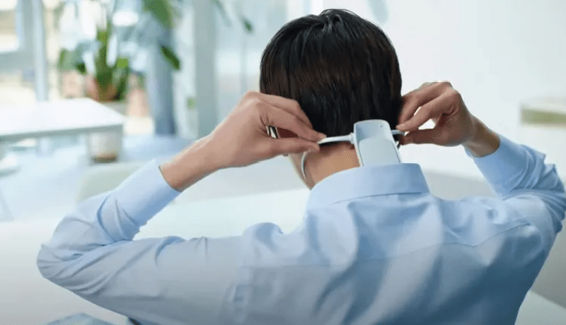 شاهد.. اليابان تبتكر جهازا يثبت بالرقبة يحمي من الحر
